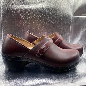 NWOT Dansko sz 41 red clog